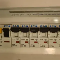 Bezpiecznik B16 chroni obwód łazienki. W rozdzielnicy widać też bezpiecznik B25.