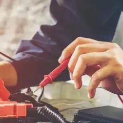 Ile zarabia elektryk samochodowy? Zaskakujące fakty o wynagrodzeniach