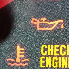 Czerwona kontrolka oleju miga, a obok świeci się "CHECK ENGINE". Czas sprawdzić poziom oleju i silnik!