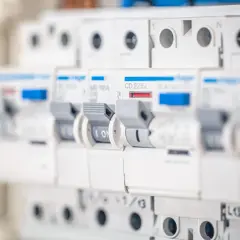 Rząd białych wyłączników automatycznych, jeden z nich to bezpiecznik C16, ile kW mocy może obsłużyć?