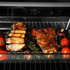 Żeberka z pomidorkami i grzybami w piekarniku, wykorzystując funkcję grill.