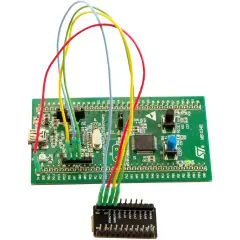 Zielona płytka STM32 z kolorowymi przewodami podłączonymi do małego modułu.