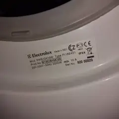 Pralka Electrolux EWS12410W z błędem E40. Na etykiecie widoczny numer seryjny 820 00029.