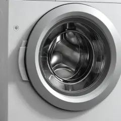 Nowa pralka Bosch, niestety z błędem E36. Nowoczesny design i puste wnętrze bębna.