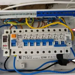 Jak podłączyć uziemienie w rozdzielni - uniknij niebezpieczeństw elektrycznych