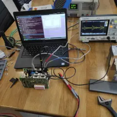 Testowanie układu elektronicznego z użyciem oscyloskopu i laptopa. Widoczne są różne etapy pracy, od podłączenia po analizę sygnału, co pokazuje kolejność faz testowania.