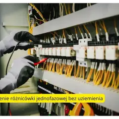 Ręce w rękawicach testujące instalację elektryczną z żółtymi przewodami.