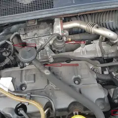 Silnik Renault z zaznaczonymi elementami, potencjalnie związanymi z błędem dtc p1525.