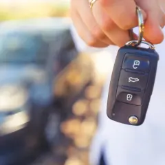 Kluczyk samochodowy z przyciskami, który może zawierać immobilizer. To zabezpieczenie chroni auto przed kradzieżą.