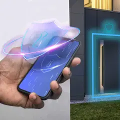 Dłoń trzyma smartfon z ikoną tarczy, symbolizującą bezpieczeństwo. Obok drzwi domu świeci się niebieska ramka, sugerując, że keyless entry to nowoczesny sposób na wejście.