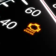Pomarańczowy, migający symbol "check engine" na desce rozdzielczej.