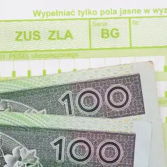 Polskie banknoty 100 zł na tle druku ZUS ZLA.