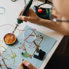 Co robi elektryk na praktykach? Odkryj kluczowe zadania i umiejętności