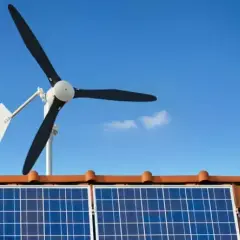 Jak prawidłowo podłączyć elektrownię wiatrową do inwertera z panelami – krok po kroku