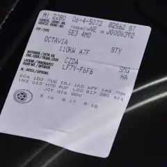 Naklejka z danymi pojazdu Skoda Octavia, zawiera m.in. kod silnika po VIN: CZDA.