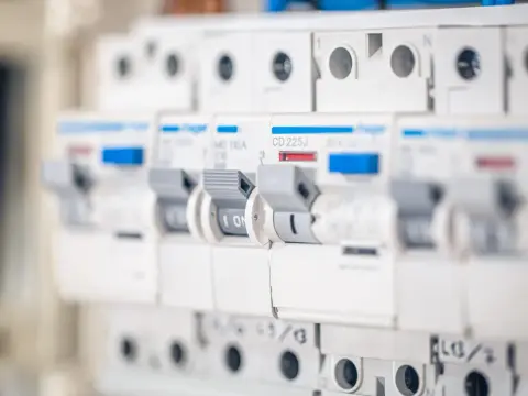 Bezpiecznik B20: Ile kilowatów może wytrzymać? Ukryj prawdę o mocy elektrycznej