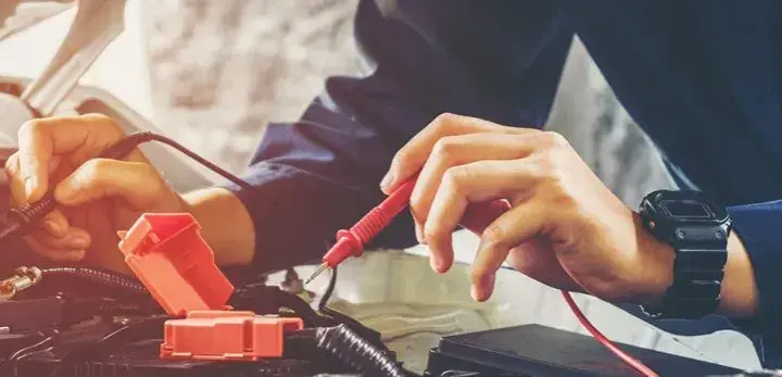 Ile zarabia elektryk samochodowy? Zaskakujące fakty o wynagrodzeniach