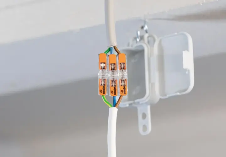 Złączki Wago jak stosować: szybkie i bezpieczne połączenie przewodów elektrycznych w puszce.