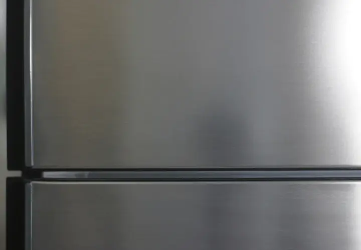 Szara, szczotkowana stal lodówki Gorenje. To firma znana z nowoczesnych i funkcjonalnych sprzętów AGD.
