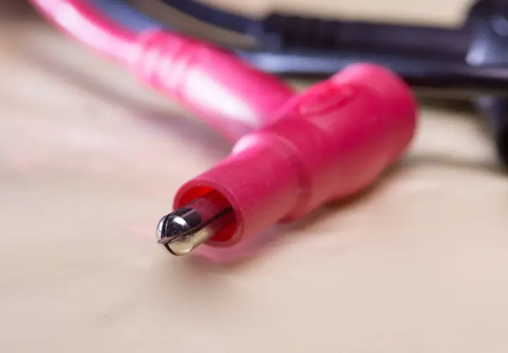 Do czego służy woltomierz? Odkryj jego kluczowe zastosowania w elektryce