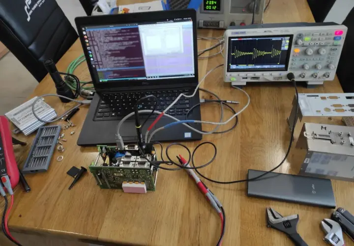 Testowanie układu elektronicznego z użyciem oscyloskopu i laptopa. Widoczne są różne etapy pracy, od podłączenia po analizę sygnału, co pokazuje kolejność faz testowania.