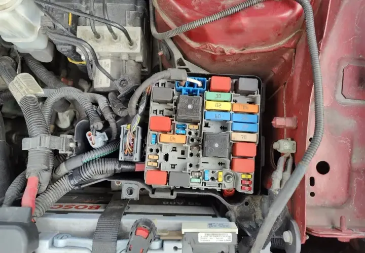 Bezpieczniki BMW E90 - Gdzie są i jak je wymienić bez problemów