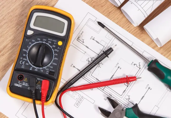 Ile trwa kurs elektryka? Poznaj czas trwania różnych szkoleń