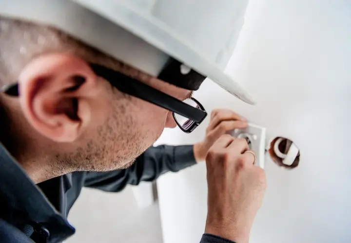 Technik elektryk co robi: kluczowe zadania i umiejętności w pracy
