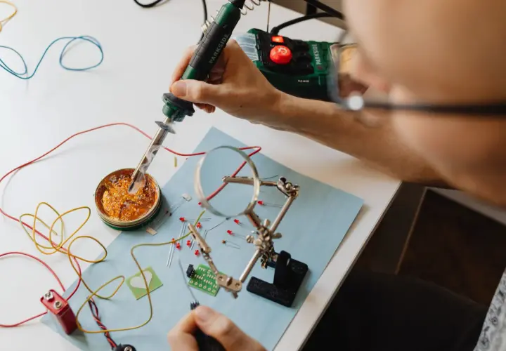 Co robi elektryk na praktykach? Odkryj kluczowe zadania i umiejętności