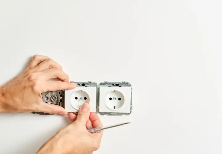 Montaż dwóch gniazdek elektrycznych obok siebie. Zastanawiasz się, ile gniazdek na jednym obwodzie jest bezpieczne?