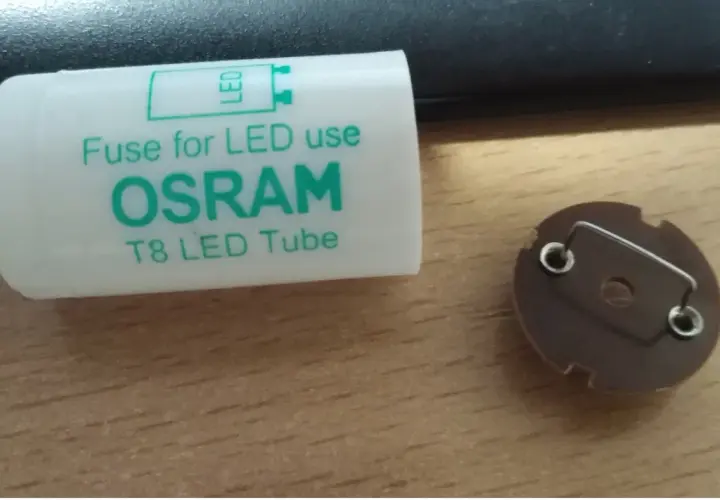 Osram T8 LED Tube fuse. Obok okrągły element, być może statecznik do lampy.