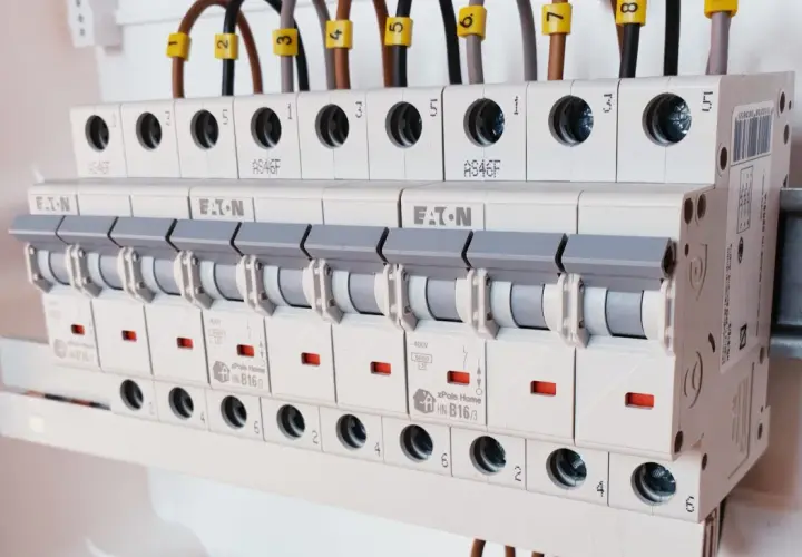 Jak dobrać bezpiecznik do mocy, aby uniknąć niebezpieczeństw elektrycznych