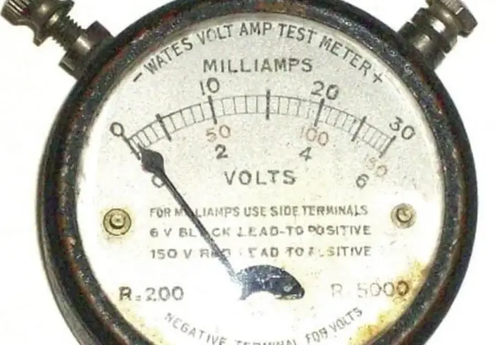 Stary galwanometr Wates Volt Amp Test Meter, wskazówka pokazuje niski odczyt na skali miliamperów.