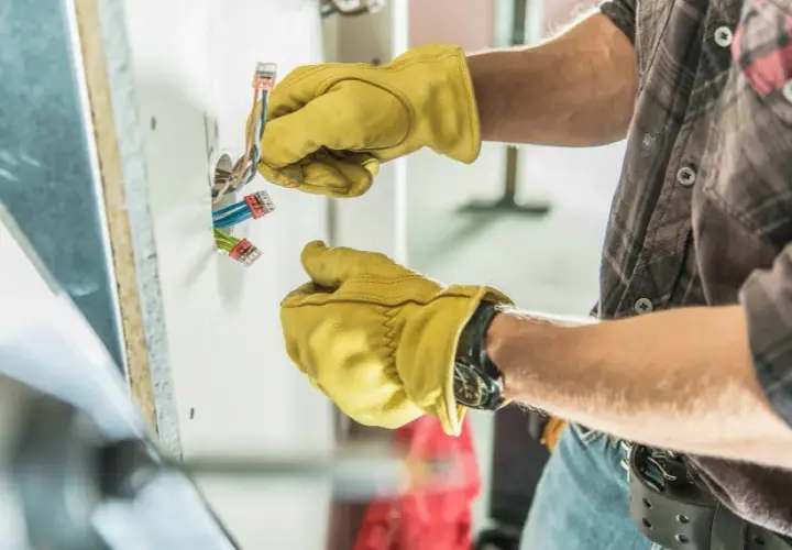 Pomocnik elektryka co robi? Odkryj kluczowe obowiązki i umiejętności