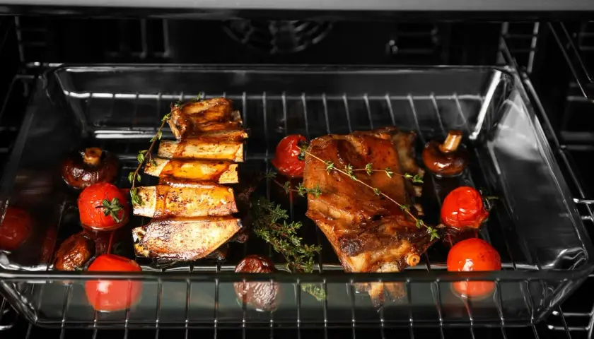 Żeberka z pomidorkami i grzybami w piekarniku, wykorzystując funkcję grill.
