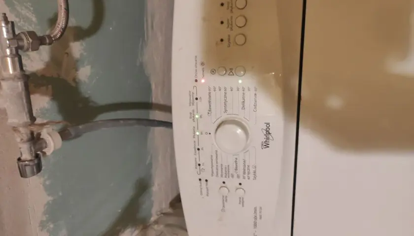 Pralka Whirlpool z błędem F06. Na panelu świeci się czerwona dioda "Drzwi otwarte", wskazując problem z zamknięciem.
