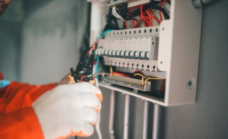 Jak wyciągnąć bezpiecznik bez ryzyka uszkodzenia instalacji elektrycznej