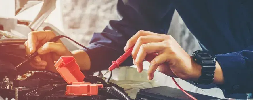 Ile zarabia elektryk samochodowy? Zaskakujące fakty o wynagrodzeniach