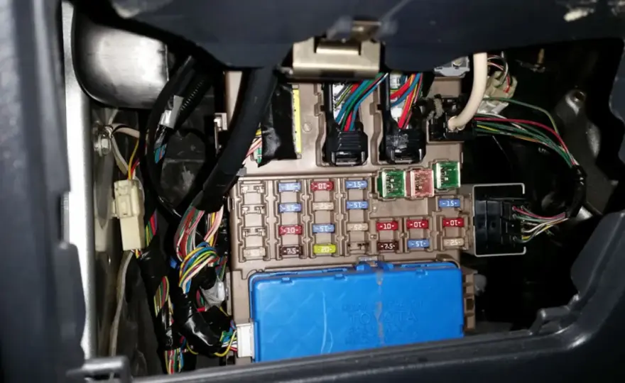 Jak sprawdzić spalony bezpiecznik? Dom i auto - krok po kroku