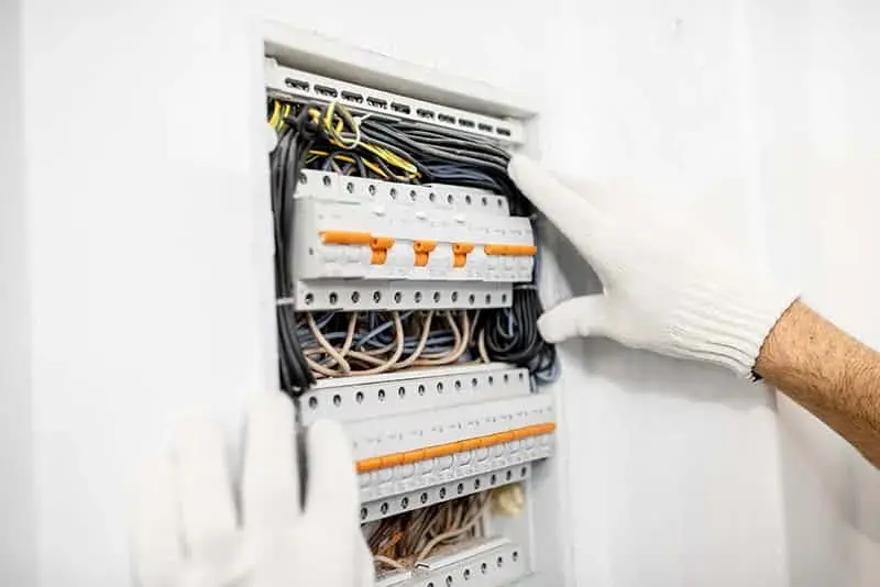 Ile kosztuje skrzynka elektryczna na zewnątrz? Ceny i porady zakupowe