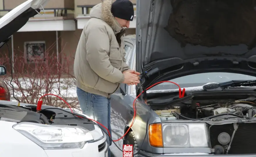 Jak otworzyć auto z rozładowanym akumulatorem? Poradnik