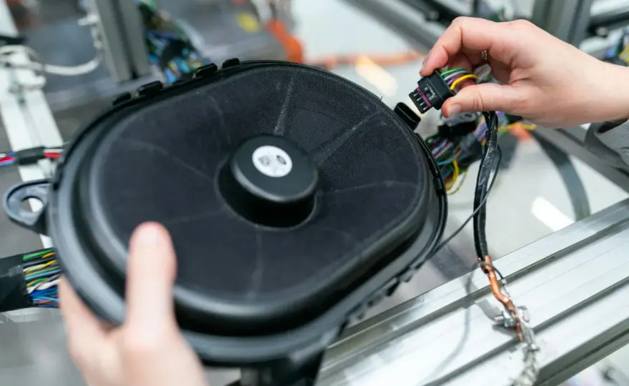 Bezpiecznik na plusie czy minusie? Unikaj niebezpiecznych błędów w instalacji