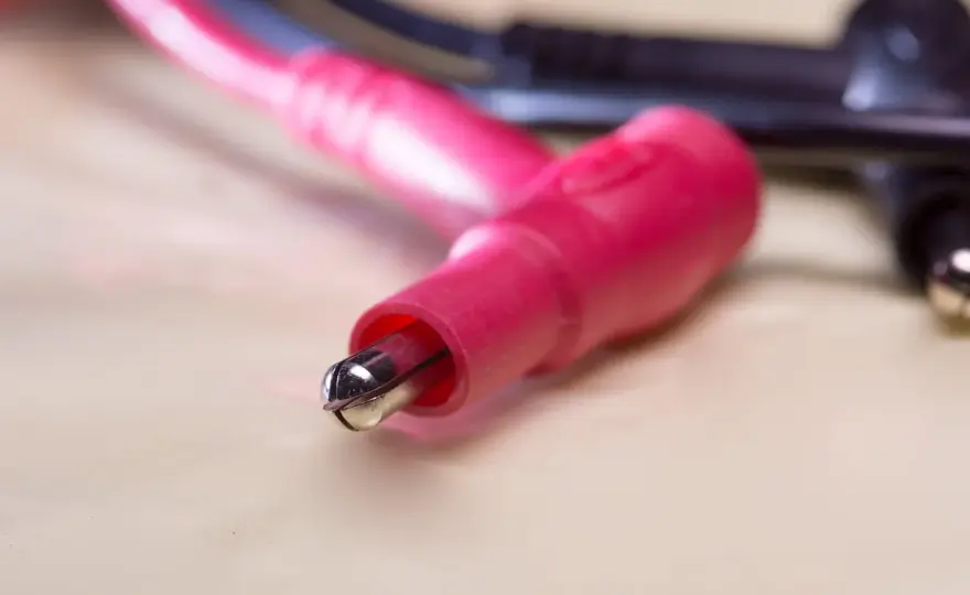 Do czego służy woltomierz? Odkryj jego kluczowe zastosowania w elektryce