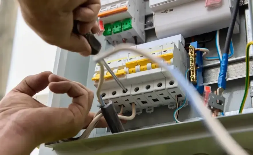 Bezpieczne bezpieczniki do mieszkania w bloku: Unikaj wpadek elektrycznych