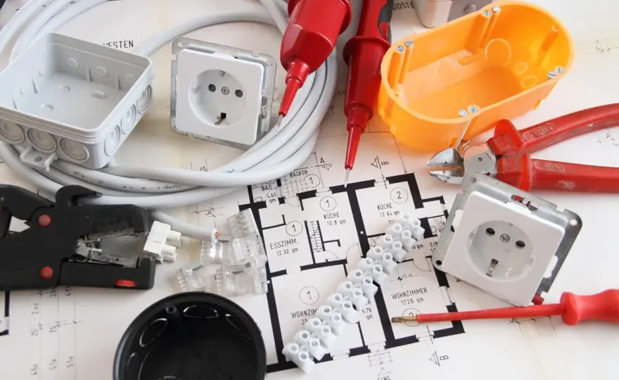 Wymiana instalacji elektrycznej bez kucia - Jak zrobić to mądrze?