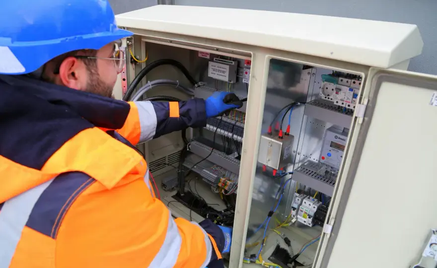 Jak sprawdzić uprawnienia elektryka i uniknąć niebezpieczeństw