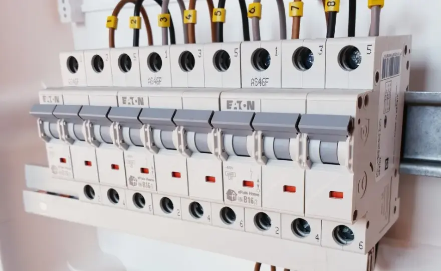 Bezpiecznik B czy C do płyty indukcyjnej? Unikaj groźnych wpadek elektrycznych