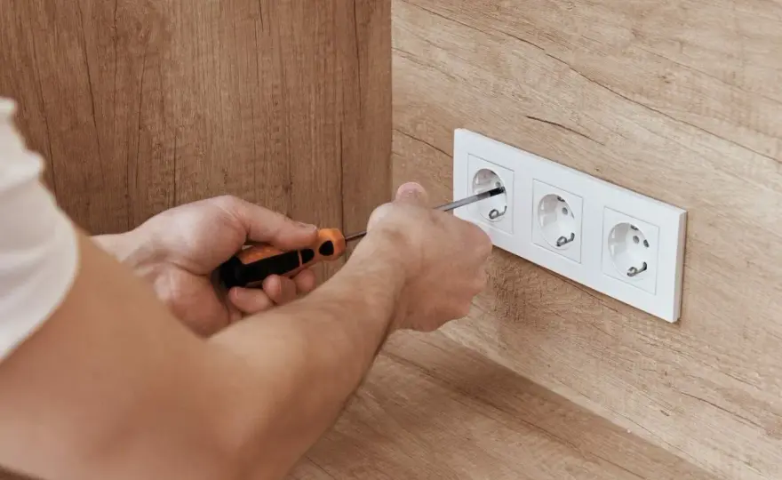 Podłączanie gniazdka - Kiedy sam, a kiedy elektryk?