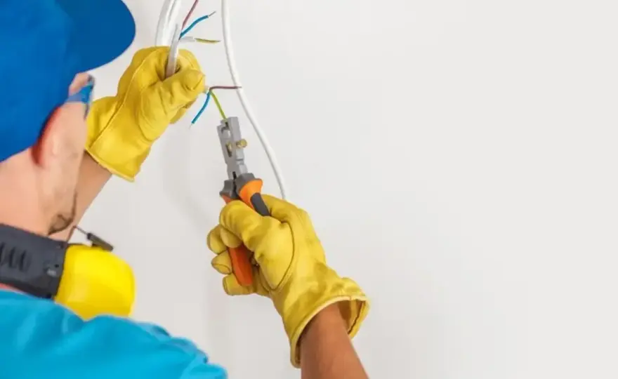 Co to jest elektryka? Zrozumienie podstawowych zasad i znaczenia