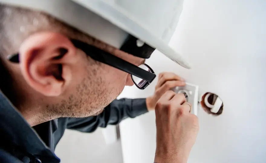 Bezpiecznie i Nowocześnie: Co Warto Wiedzieć o Pracach Elektrycznych podczas Remontu Domu?